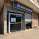 Fachada de agência bancária fechada em Catalão, com aviso de feriado municipal em 20 de agosto.