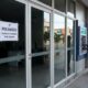 Agência bancária fechada com placa informando o feriado estadual de 5 de agosto e caixa eletrônico disponível ao lado