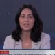 Jornalista Paula Valdez de cabelos escuros e blazer claro, falando à câmera, com logo da Band News