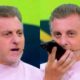 Luciano Huck em imagem dividida, falando e atendendo o celular em estúdio de TV