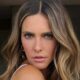 Close-up da apresentadora Fernanda Lima, cabelo ondulado com luzes, olhando fixamente