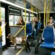 Duas cabras pigmeias dentro de um ônibus urbano em Portland após embarcarem junto com passageiros.