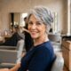 Mulher acima de 60 anos com cabelo grisalho curto em corte pixie texturizado, com camadas leves e volume natural