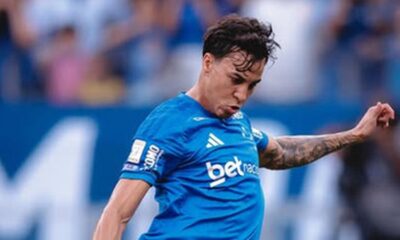 Jogador Kaio Jorge, de camisa azul, em campo durante uma partida de futebol