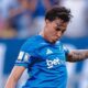Jogador Kaio Jorge, de camisa azul, em campo durante uma partida de futebol