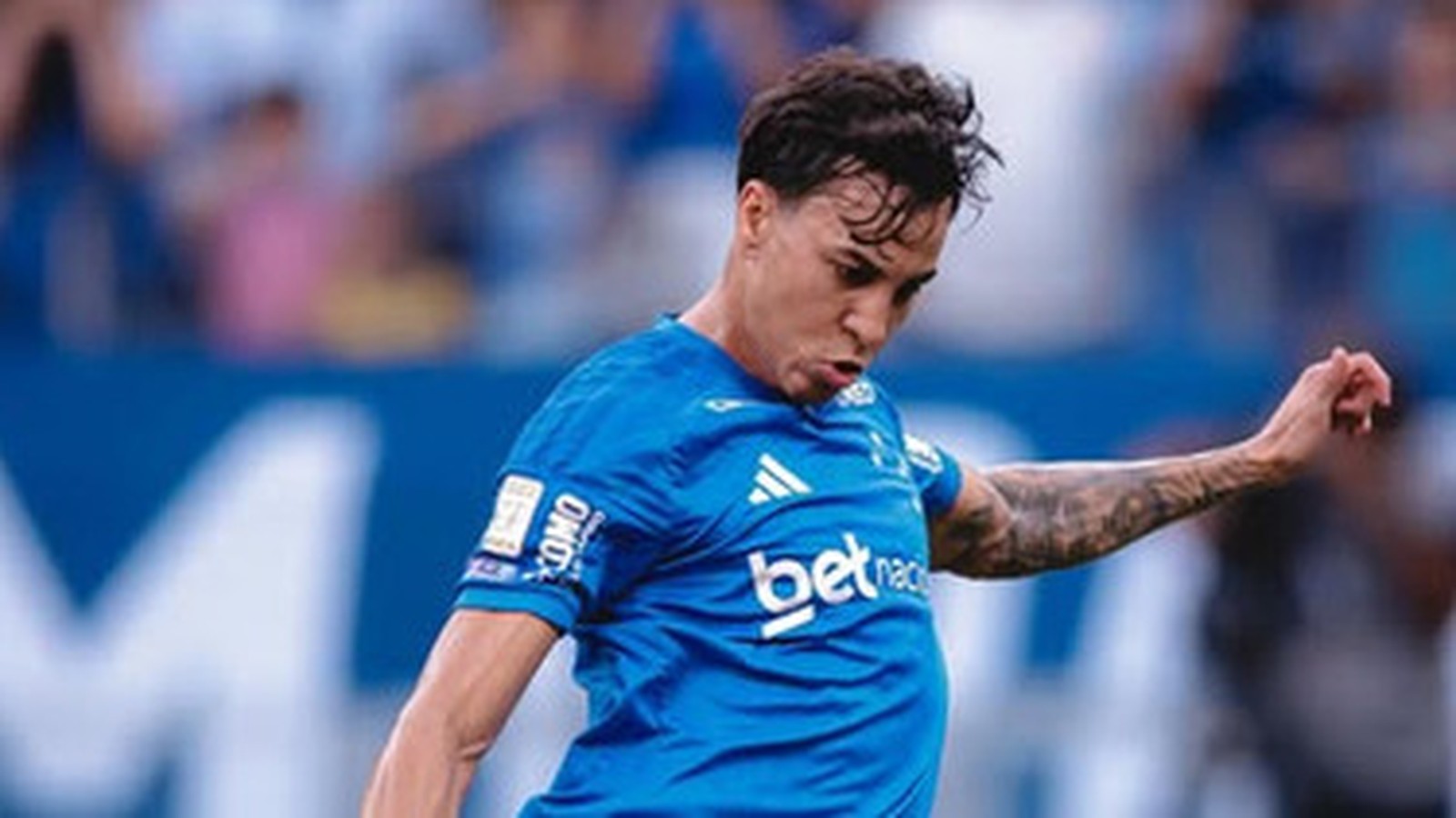 Jogador Kaio Jorge, de camisa azul, em campo durante uma partida de futebol