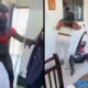 Pai vestido de Homem-Aranha Miles Morales em duas cenas: em pé e depois deitado no chão