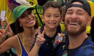 Selfie: mulher de boné GOXT, menino e homem barbudo de boné preto fazem sinal de paz