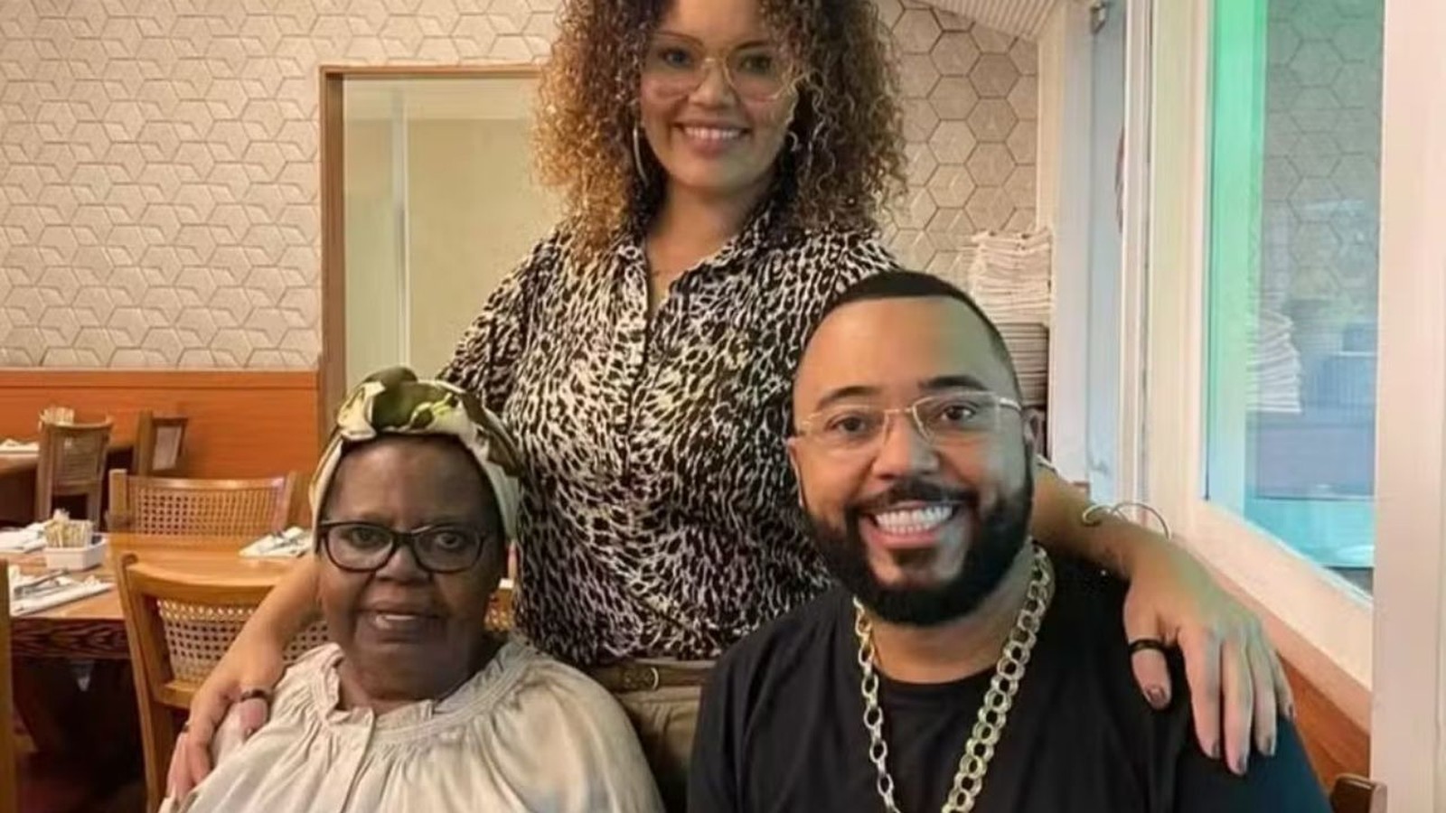 Anita Nobre, Dudu Nobre e Lucinha Nobre, sorrindo em uma foto de família