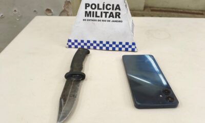 Uma faca, um celular Samsung e um aviso da Polícia Militar do Rio de Janeiro