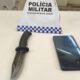 Uma faca, um celular Samsung e um aviso da Polícia Militar do Rio de Janeiro