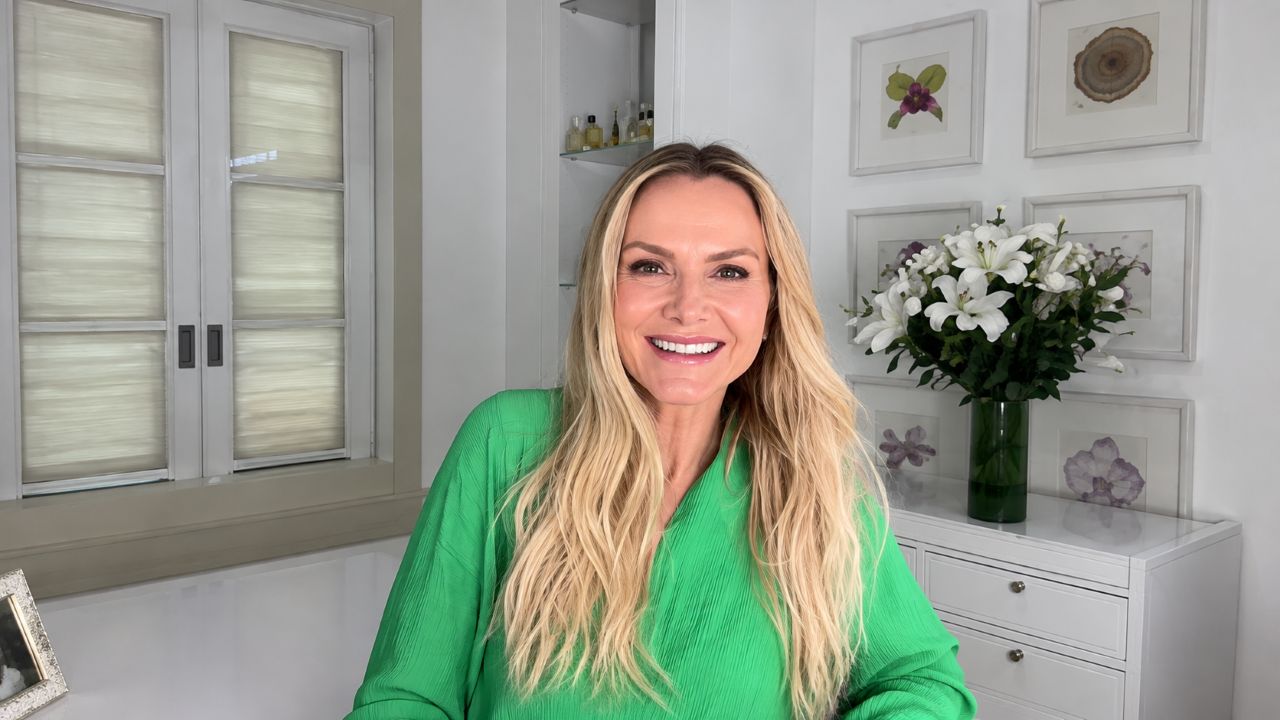 Eliana revela sua maquiagem glow e ensina truque simples para disfarçar os fios brancos e deixar o visual mais jovem e iluminado