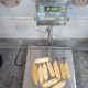 Pacotes de cocaína líquida em preservativos sobre balança digital marcando 2.28 kg e logo PF