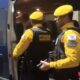 Agentes da Força Municipal com colete 'FORÇA MUNICIPAL' ao lado de van policial