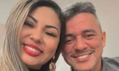 Selfie de uma mulher sorridente com batom vermelho ao lado de um homem sorrindo