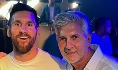 Lionel Messi e seu pai, Jorge Horácio, sorrindo juntos em um evento