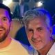 Lionel Messi e seu pai, Jorge Horácio, sorrindo juntos em um evento