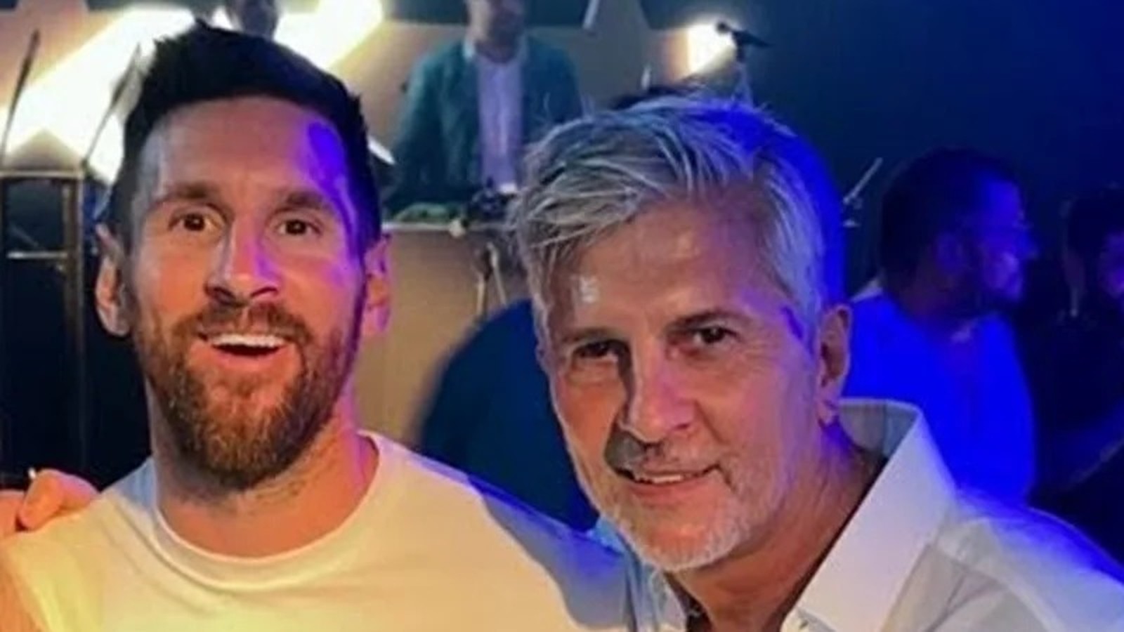 Lionel Messi e seu pai, Jorge Horácio, sorrindo juntos em um evento
