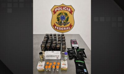 Emblema da Polícia Federal e produtos apreendidos: anabolizantes, remédios e vapes
