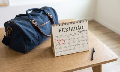 Calendário destacando o dia 7 de setembro de 2026, que cai em uma segunda-feira, ao lado de uma mala de viagem fechada, representando o planejamento para o feriadão