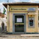 Agência bancária fechada com aviso de feriado municipal em 12 de agosto