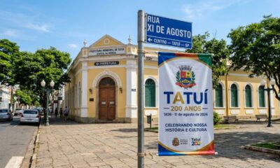 Placa de Tatuí e faixa comemorativa dos 200 anos da cidade em frente a prédio público municipal