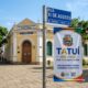 Placa de Tatuí e faixa comemorativa dos 200 anos da cidade em frente a prédio público municipal