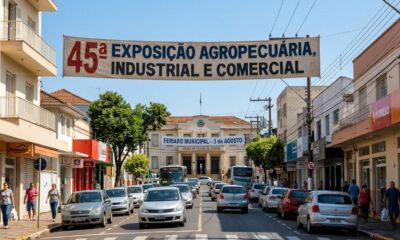 Rua de Santo Antônio de Pádua com banner da 45ª Exposição Agropecuária e placa informando feriado municipal em 3 de agosto