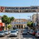 Rua de Santo Antônio de Pádua com banner da 45ª Exposição Agropecuária e placa informando feriado municipal em 3 de agosto