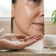 Pote de hidratante facial aberto sobre bancada de banheiro, representando cuidados acessíveis para hidratar a pele madura