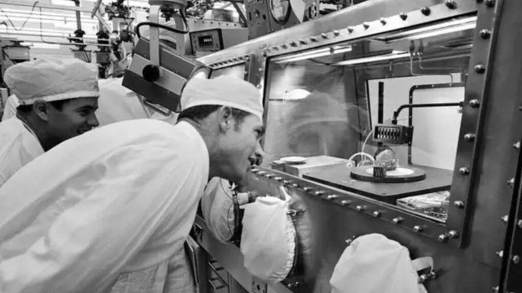 Em 1971, astronautas da Apollo 15 encontraram uma rocha branca na Lua que depois foi identificada como parte da antiga crosta lunar de 4 bilhões de anos