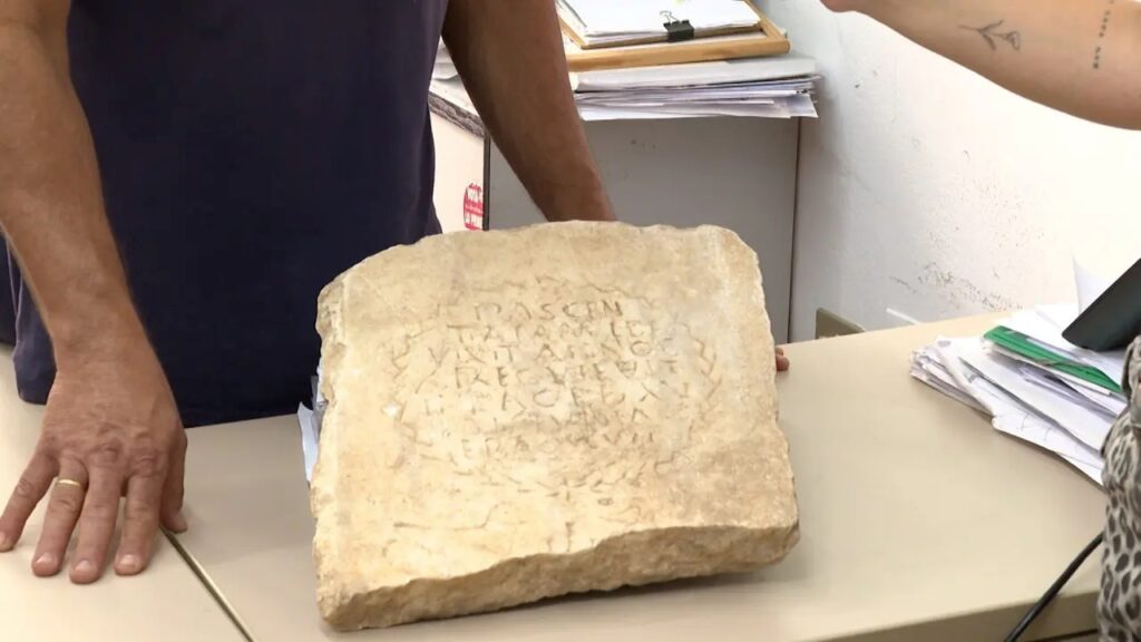 Lápide intacta de menina da alta nobreza morta há mais de 1.500 anos é encontrada no terreno de uma casa na Espanha
