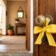 Por que algumas pessoas colocam um laço amarelo na maçaneta da porta e qual mensagem esse gesto pode passar