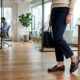 Mulher usando mocassim feminino com calça de alfaiataria em escritório moderno.