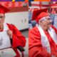 Aos 102 anos, ela largou a escola ainda adolescente para sustentar a família durante a Segunda Guerra, nunca voltou, e mais de oitenta anos depois recebeu das mãos da direção o diploma honorário do ensino médio que ficou pendente a vida inteira