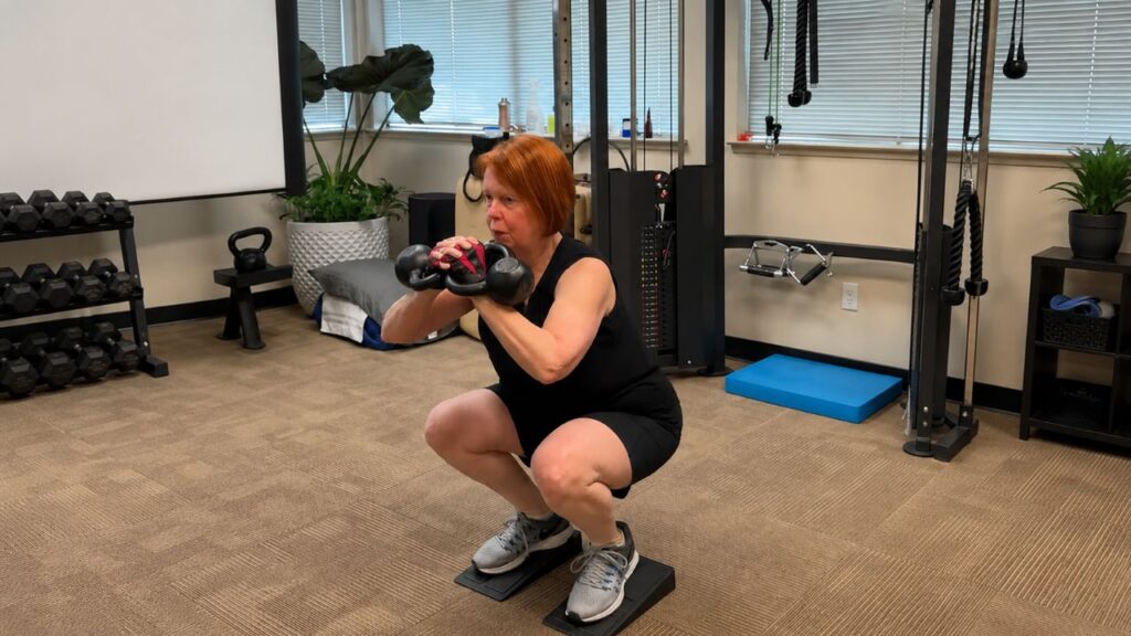 Mulher de 72 anos supera a osteoporose com musculação e mostra os 8 exercícios que fizeram a diferença