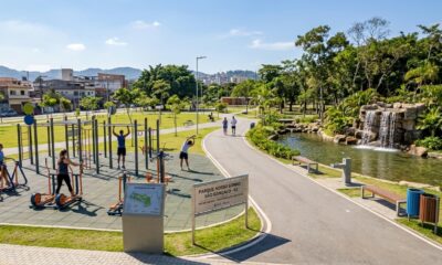 Vista do Parque RJ Nosso Sonho, em São Gonçalo, com academia ao ar livre, pista de caminhada e ampla área de convivência em um dia ensolarado