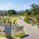 Vista do Parque RJ Nosso Sonho, em São Gonçalo, com academia ao ar livre, pista de caminhada e ampla área de convivência em um dia ensolarado