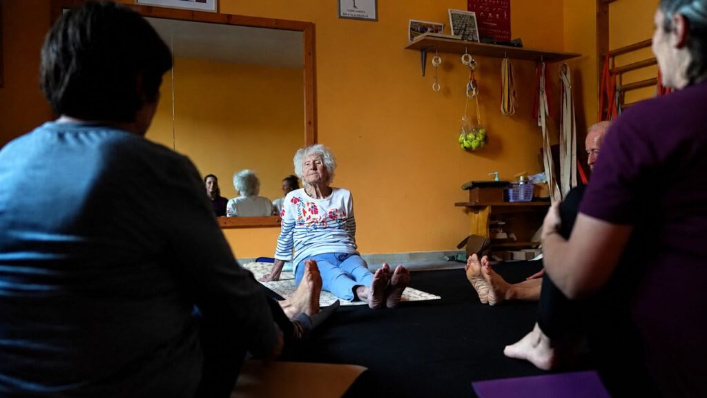 Professora de ioga chega aos 103 anos com disposição e revela os hábitos que mantêm o corpo ativo e a mente saudável