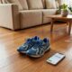 Tênis esportivos em uma sala com espaço livre para dança e smartphone marcando 20 minutos.
