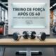 Banco de musculação e halteres em academia organizada, representando treino de força e saúde após os 40 anos.