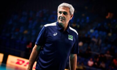 José Roberto Guimarães, técnico de vôlei, usando camisa polo azul da seleção brasileira