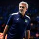 José Roberto Guimarães, técnico de vôlei, usando camisa polo azul da seleção brasileira