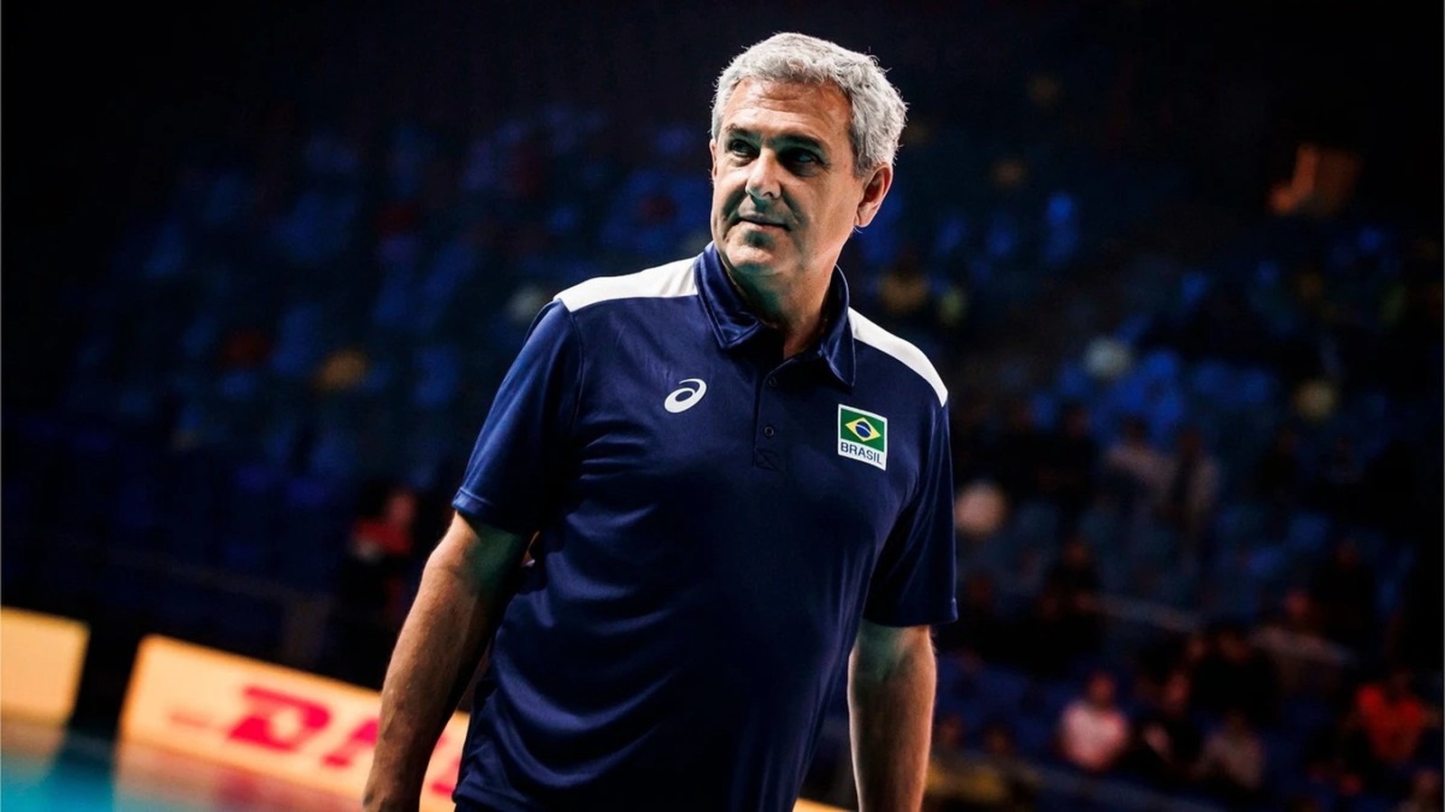 José Roberto Guimarães, técnico de vôlei, usando camisa polo azul da seleção brasileira