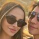 Pyong Lee e Natália Nasser, de óculos escuros, sorrindo em um registro de perto
