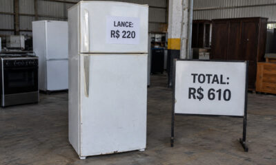 Família arremata geladeira por R$ 220 no leilão, paga R$ 390 de frete e comissão do leiloeiro e descobre na retirada que o lote "no estado em que se encontra" não tem garantia nem nota aceita pela assistência técnica