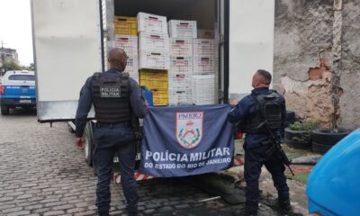 PM recupera caminhão com R$ 4 mil em frango roubado no Complexo da Maré
