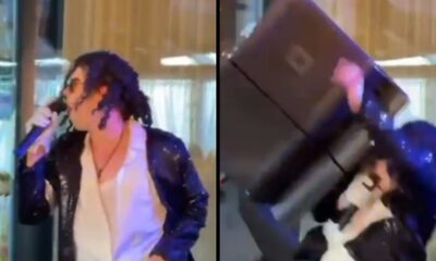 Díptico: Cover de Michael Jackson cantando no palco e sendo atingido por caixa de som