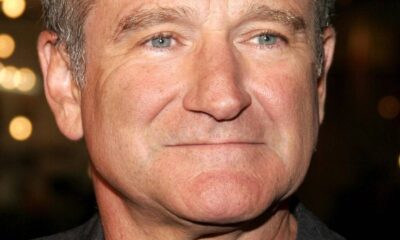 Close-up do rosto de Robin Williams com olhos azuis e cabelos grisalhos