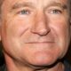 Close-up do rosto de Robin Williams com olhos azuis e cabelos grisalhos
